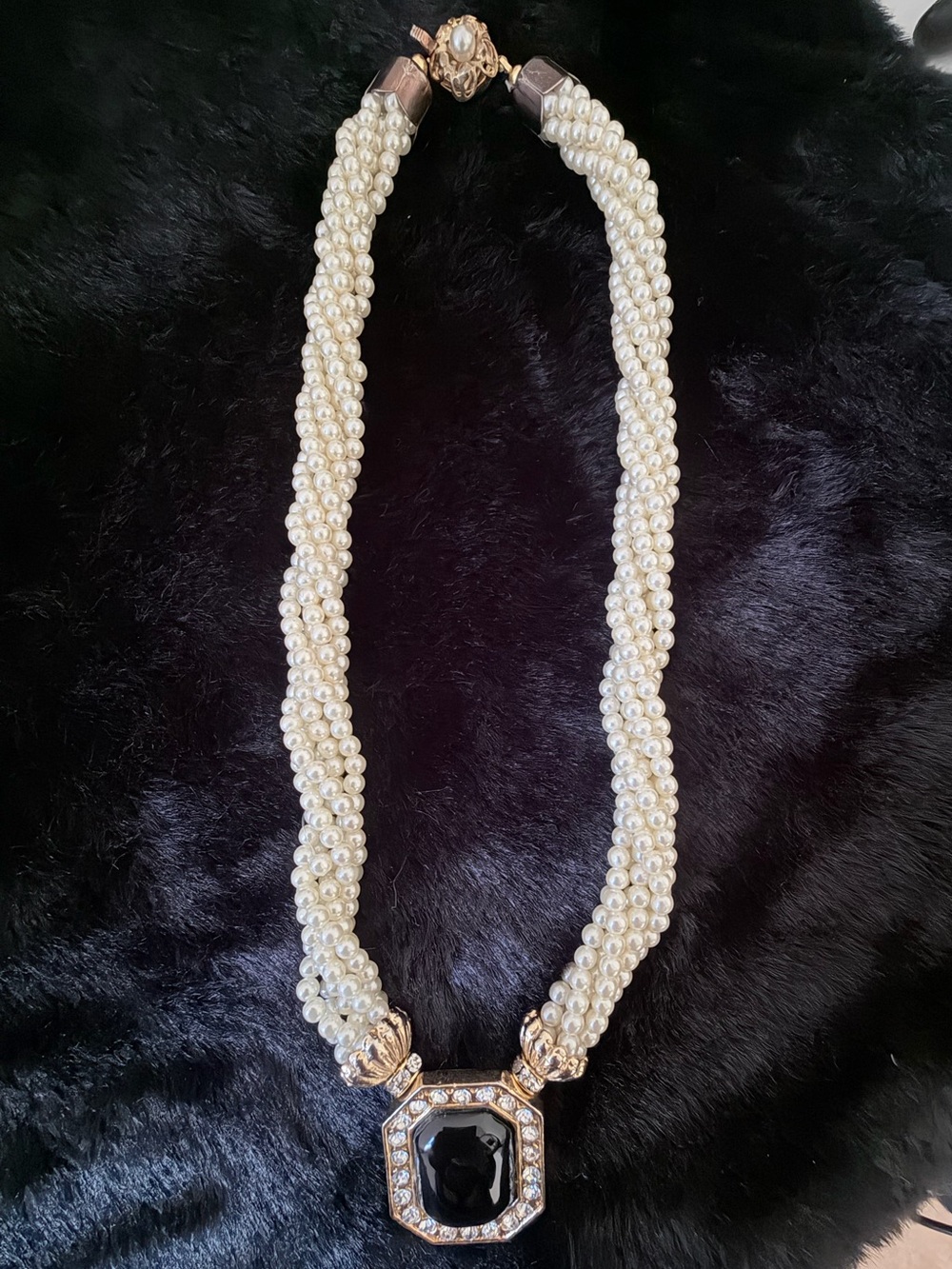 Vintage 1980s-90s Faux Pearl  Necklace with Black Onyx- 18"